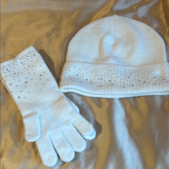 GAP White Beanie and Gloves Set - Picture 1 of 1